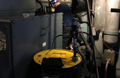 Thay dầu hộp số máy nghiền đứng